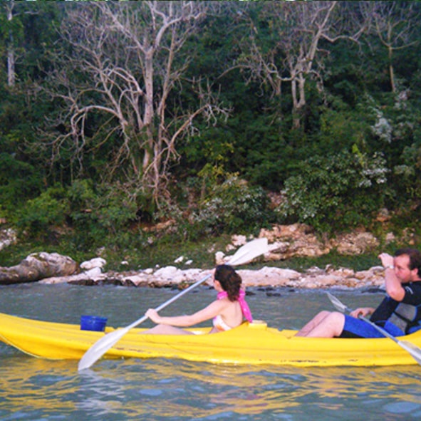 Practicar kayak en la Zona de Petenes